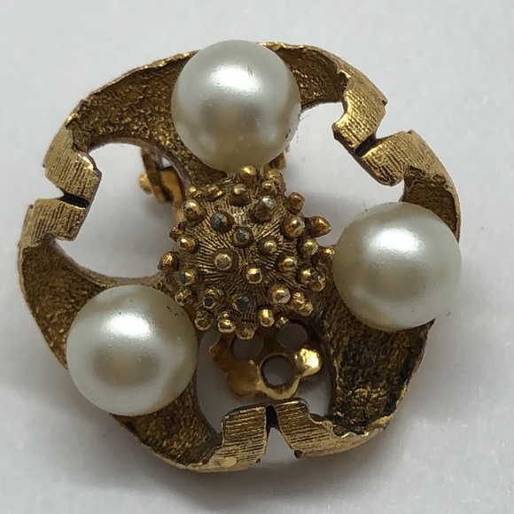 VTG Brushed Gold/Pearl Floral Clip-ons - Picture 4 of 6